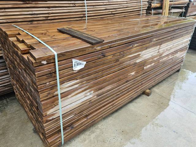 Chevron en pin trait marron 36x120  mm
